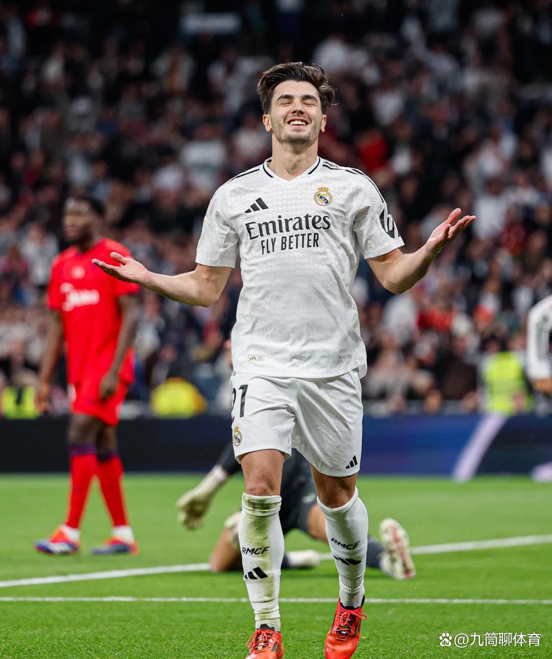 包含皇马主场大捷，球员赛后激动庆祝胜利，觉得威望标准制作工具生产.的词条