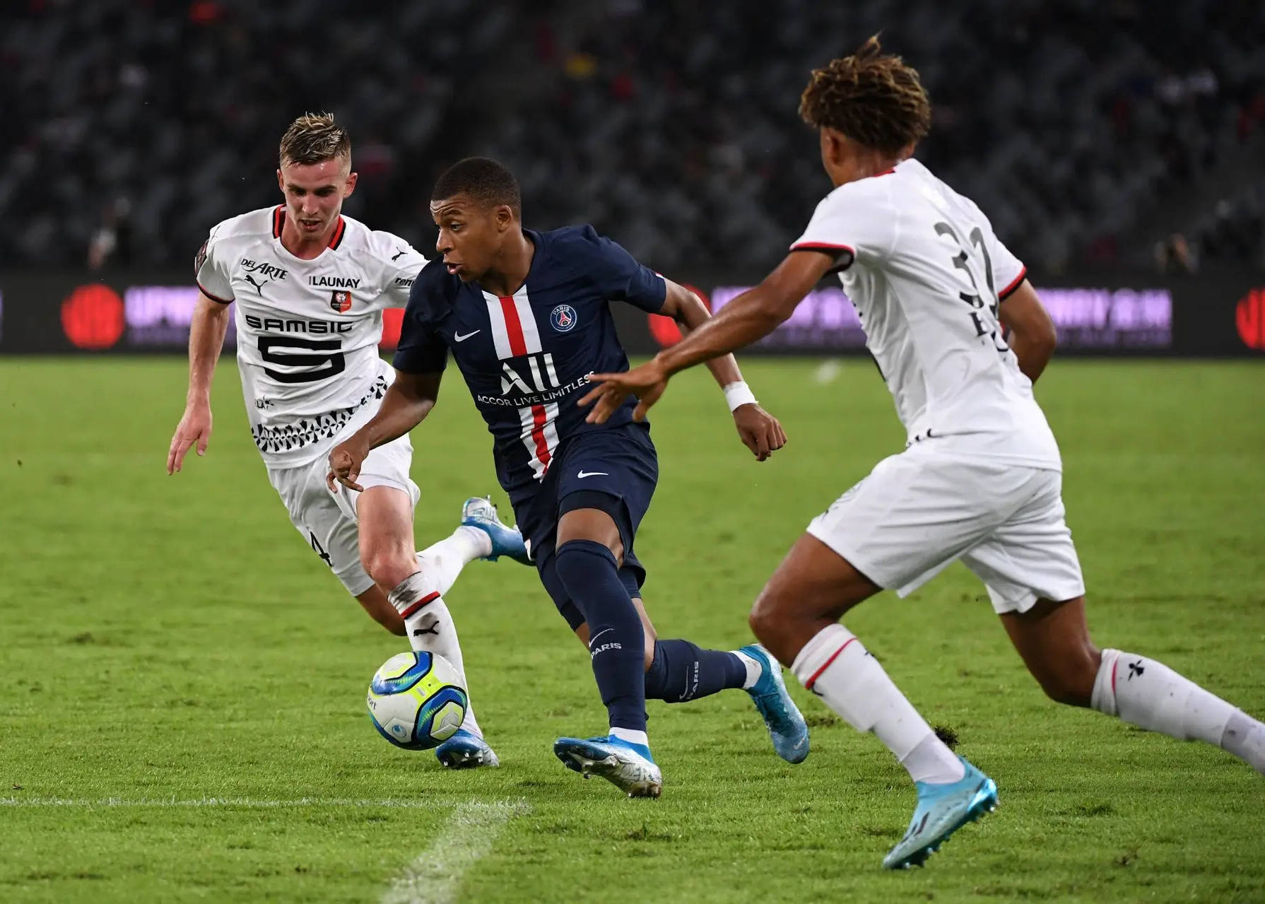 关于巴黎圣日耳曼后卫神勇救险,助球队成功保级,需要.的信息 关于巴黎圣日耳曼后卫神勇救险,助球队成功保级,需要.的信息